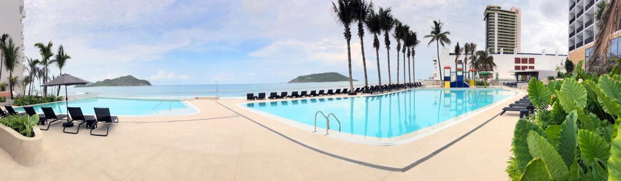 Viaggio Resort Mazatlán Kültér fotó The swimming pool at the resort