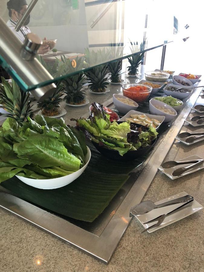 Viaggio Resort Mazatlán Kültér fotó A salad bar